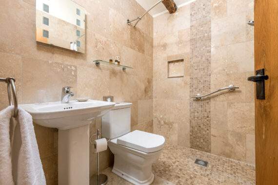 wet room all tiled 