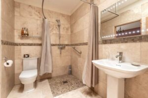 Easy access, accessible en-suite wet room in the courtyard 2 bedroom cottage