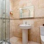 Ensuite to the superking room 