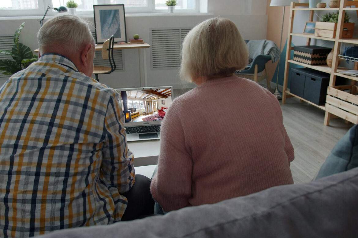 Couple looking at virtual tour on laptop Vitaly Gariev on Unsplash